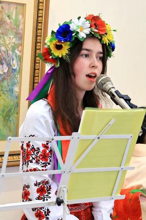 カフェで開かれたウクライナ民謡のコンサートで歌うタヤ・バルカロワさん=3月、札幌市(NPO法人「飛んでけ!車いす」の会提供)
