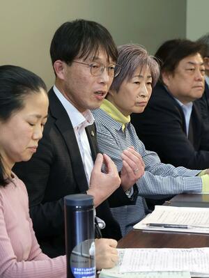 記者会見で県民投票条例案の意義を訴える田中忍さん(右から2人目)と水内基成弁護士(左から2人目)=9日、県庁