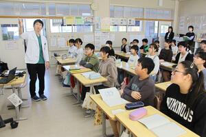 消化の仕組みを説明する佐藤裕樹・特任准教授=阿賀野市の堀越小