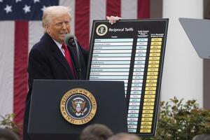 2日、ホワイトハウスで「相互関税」の導入を発表するトランプ米大統領(AP=共同)