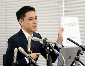 　神奈川県庁で記者会見する、横浜市の久保田淳人事部長＝１５日午後