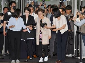17日、ソウルの特別検察官に出頭した旧統一教会の韓鶴子総裁(中央)(共同)