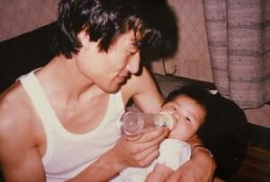 　幼い頃の大介さん（仮名）と寺本さん＝１９８９年（大介さん提供）