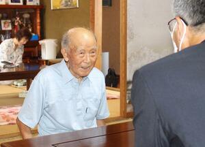 お祝い状などを贈られた大倉幸雄さん=柏崎市石曽根