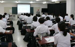 三条高校理数科の1年生が医療の仕事について学んだ講演会=三条市月岡1