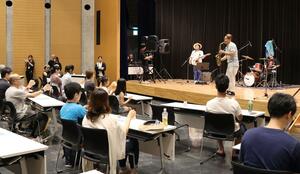 ステージと観客が一緒に音楽を楽しんだ音楽イベント=佐渡市両津夷