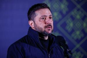 　ウクライナ・キーウで報道陣に話すゼレンスキー大統領＝３月（ロイター＝共同）