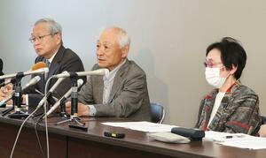 記者会見で環境相との懇談会開催などを訴える新潟水俣病被害者の曽我浩さん(中央)と小武節子さん(右)ら=5月10日、県庁