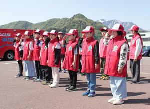 敬礼の練習をする糸魚川こども消防隊のメンバー＝糸魚川市消防本部