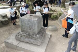 各地に原爆の傷痕が残る広島市内を巡る敬和学園高生=8月5日、広島市中区