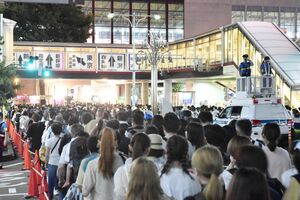 花火大会の終了後、駅に向かう雑踏の中で注意を呼びかける「DJポリス」=2024年8月2日、JR長岡駅前