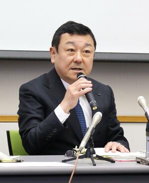 定例記者会見をする柏崎刈羽原発の稲垣武之所長=4月25日、柏崎刈羽原発