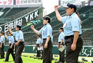 　甲子園球場で行われた全国審判講習会に参加した女性審判員の岩男香澄さん（右端）ら＝４日、兵庫県西宮市