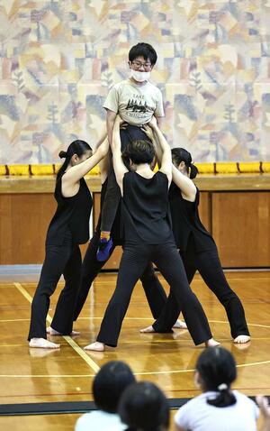 児童が舞踊の動きを体験したノイズム2の出前授業=10月4日、上越市の谷浜小