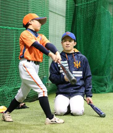 オイシックス新潟アルビレックスＢＣの野球塾で子どもたちを指導する田河原篤史さん＝新潟市中央区