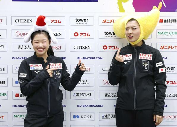 記者会見後、かぶり物を頭につけて撮影に応じる中井亜美（左）と坂本花織＝ＩＧアリーナ