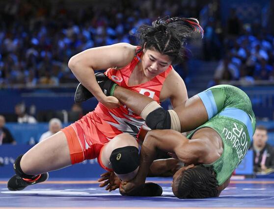 女子６８キロ級３位決定戦　ナイジェリア選手を攻める尾崎野乃香＝パリ（共同）