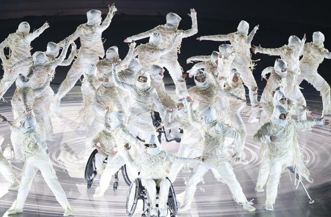 開会式のアトラクション＝６日、イタリア・ベローナ（共同）