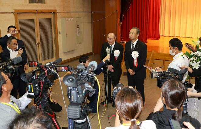 追悼式後、取材に応じる式典実行委員長の中野洸さん(左)と佐渡市の渡辺竜五市長=13日、佐渡市