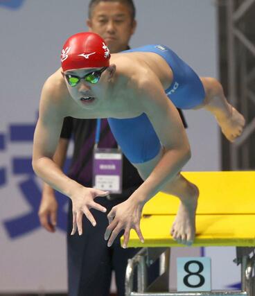 少年男子Ｂ１００メートル平泳ぎ決勝　７位入賞した今泉悠成（長岡大手高）が飛び込む＝９月１６日、佐賀市日の出２、ＳＡＧＡアクア