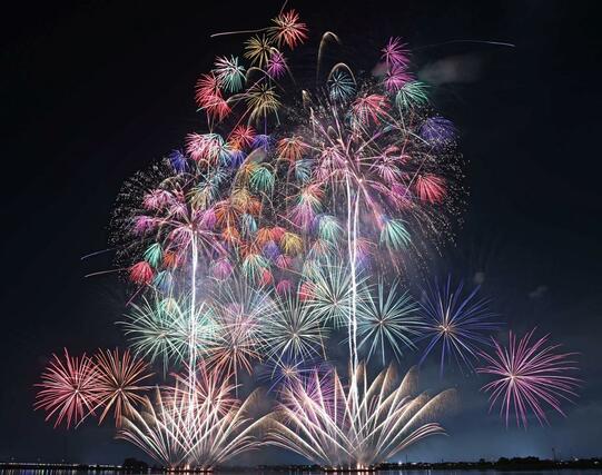 夜空を華やかに彩った阿賀野川ござれや花火＝２５日、新潟市北区