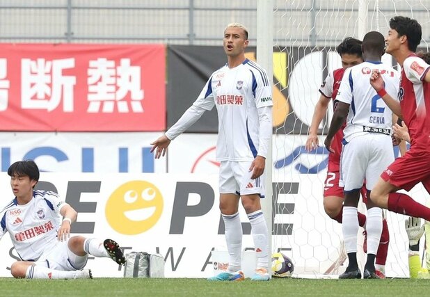 岡山－新潟　前半、先制を許した。ＤＦ舞行龍ジェームズ（中央）＝ＪＦＥ晴れの国スタジアム