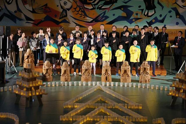 合唱を披露する山古志小中学校の児童、生徒ら＝１０月２３日、長岡市山古志竹沢