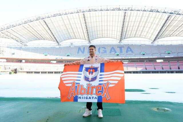 ビッグスワンに立つMFミゲル・サントス