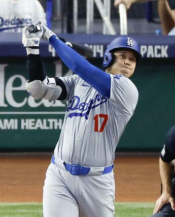 米大リーグ、マーリンズ戦の７回、５０号２ランを放つドジャース・大谷翔平。メジャー史上初の「５０本塁打、５０盗塁」に到達した＝９月１９日、マイアミ（共同）