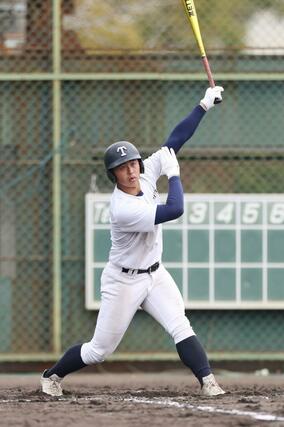 打撃練習をする帝京長岡の川村光翼=兵庫県西宮市