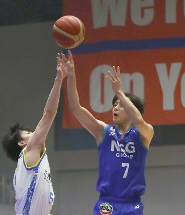 新潟-湘南 第1クオーター、シュートする五十嵐圭=アオーレ長岡