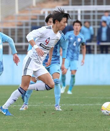 後半、ボールをキープする、来季Ｊ１新潟に加入が内定している東洋大ＤＦ稲村隼翔＝栃木県グリーンスタジアム