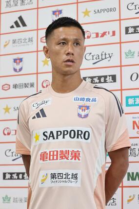 前日会見に臨むFW小野裕二=聖籠町