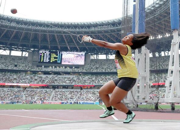 女子ハンマー投げ決勝　６位に入ったエパサカ・テレサ＝国立競技場