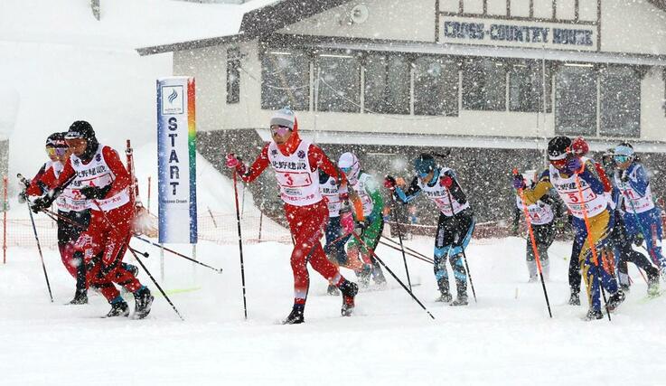 女子リレー　１走後藤ゆいか（ゼッケン３）がスタート