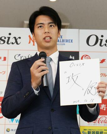 色紙を手に意気込みを語る前楽天の宮森智志投手＝１６日、新潟市中央区のエコスタ