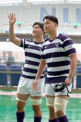 明大－早大　試合を終え、スタンドにあいさつする明大のＬＯ稲村心（右・新潟工高出）＝ビッグスワン