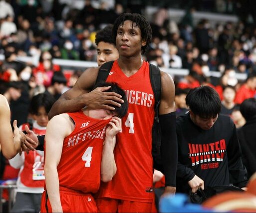 試合後に涙を流す清水脩真（左）