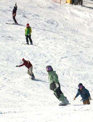 県内トップを切ってオープンしたかぐらスキー場＝２２日、湯沢町三俣