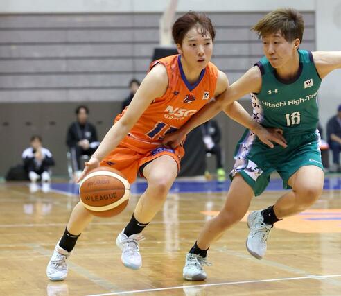 新潟－日立ハイテク　第３クオーター、ドリブルを仕掛ける野坂葵＝鳥屋野総合体育館