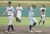 新潟明訓-東京学館 7回新潟明訓無死満塁、田村洸太郎(右)が2塁上で笑顔を見せる=9月6日、新発田市五十公野公園野球場