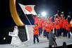 　ミラノ・コルティナ冬季五輪の開会式で、旗手の森重航を先頭に入場行進する日本選手団＝６日、イタリア・ミラノ（共同）