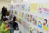 児童の夢が描かれた作品が並ぶ「じょうしんえつ絵画展」=13日、上越市土橋