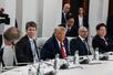 オープンAIのアルトマンCEO(左から2人目)らも出席して開かれたG7昼食会。中央はトランプ米大統領=17日、フランス東部エビアン(ロイター=共同)
