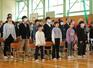 閉校式で校歌を斉唱する根知小の児童ら