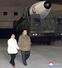 　２０２２年１１月、北朝鮮の国営メディアに初登場した金正恩朝鮮労働党総書記（右）の娘。奥はＩＣＢＭ「火星１７」＝平壌国際空港（朝鮮中央通信＝共同）