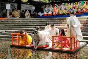 葵祭を前に下鴨神社で行われた「御禊の儀」で、身を清める斎王代の塩見真桜さん=4日午前、京都市左京区