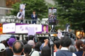 6月の東京都議選で、街頭演説をインターネットで生中継するスマートフォンの画面=東京都内(画像の一部を加工しています)