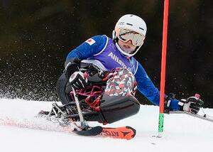 　女子回転座位　２回目　滑走する村岡桃佳＝コルティナダンペッツォ（共同）