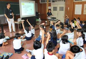 佐梨川について学ぶ小出小の4年生=7月10日、新潟市魚沼市佐梨
